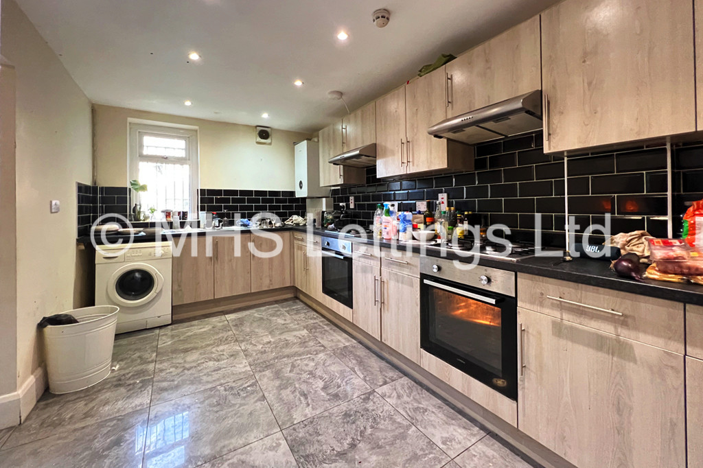 Photo of 8 Bedroom Mid Terraced House in 237 Hyde Park Road, Leeds, LS6 1AG