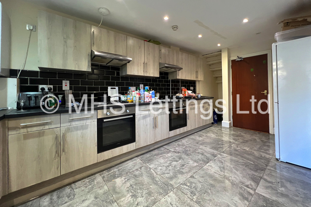 Photo of 8 Bedroom Mid Terraced House in 237 Hyde Park Road, Leeds, LS6 1AG