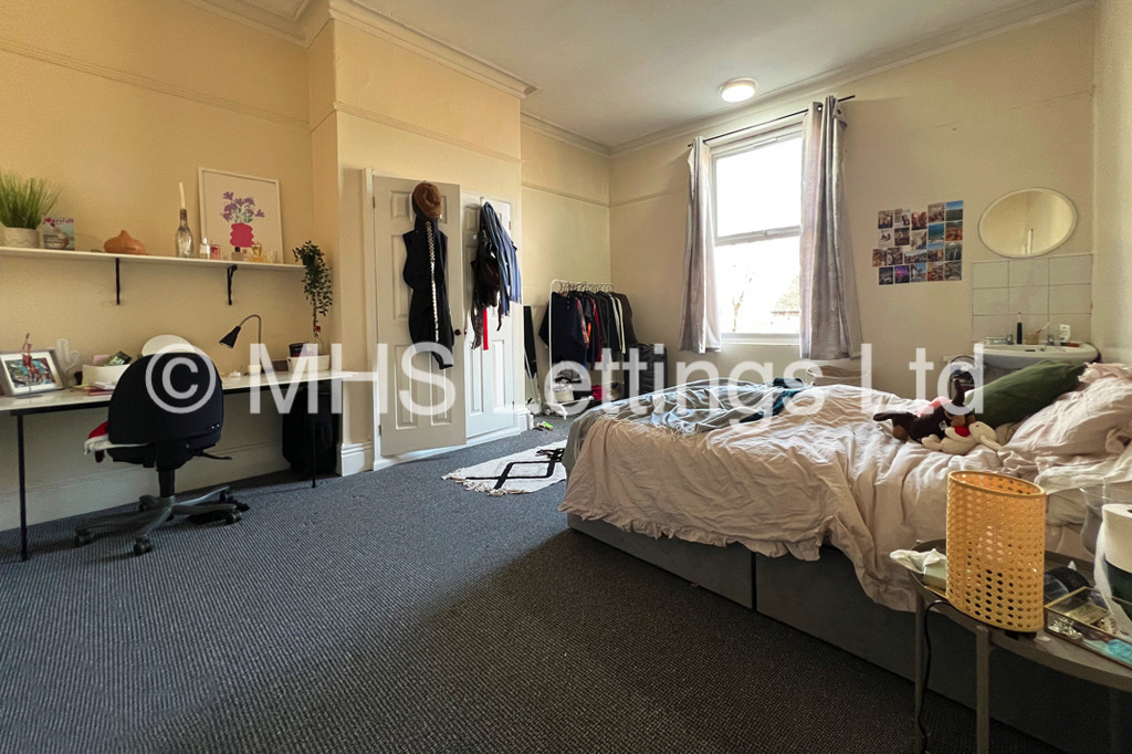 Photo of 8 Bedroom Mid Terraced House in 237 Hyde Park Road, Leeds, LS6 1AG