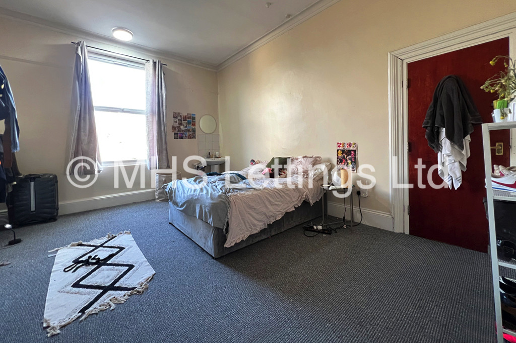 Photo of 8 Bedroom Mid Terraced House in 237 Hyde Park Road, Leeds, LS6 1AG