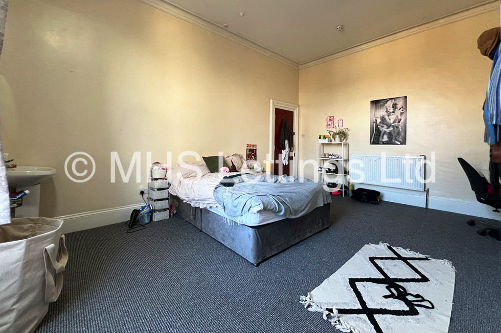 Photo of 8 Bedroom Mid Terraced House in 237 Hyde Park Road, Leeds, LS6 1AG