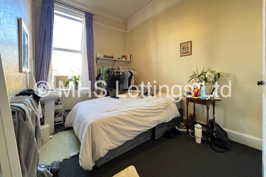 Photo of 8 Bedroom Mid Terraced House in 237 Hyde Park Road, Leeds, LS6 1AG