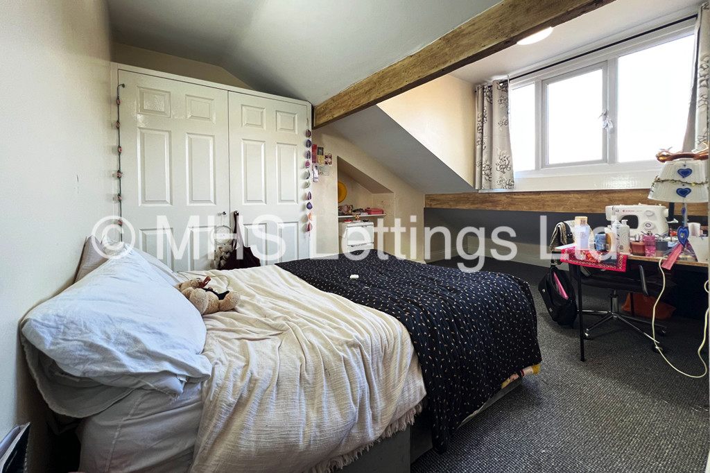 Photo of 8 Bedroom Mid Terraced House in 237 Hyde Park Road, Leeds, LS6 1AG