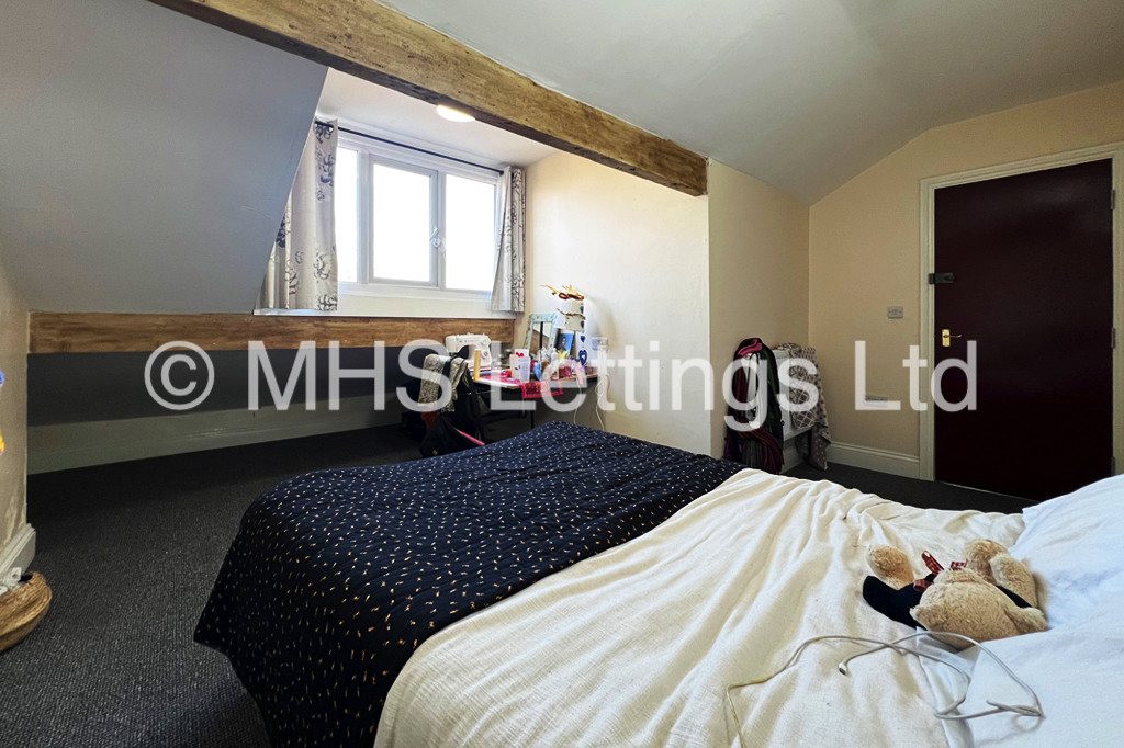 Photo of 8 Bedroom Mid Terraced House in 237 Hyde Park Road, Leeds, LS6 1AG