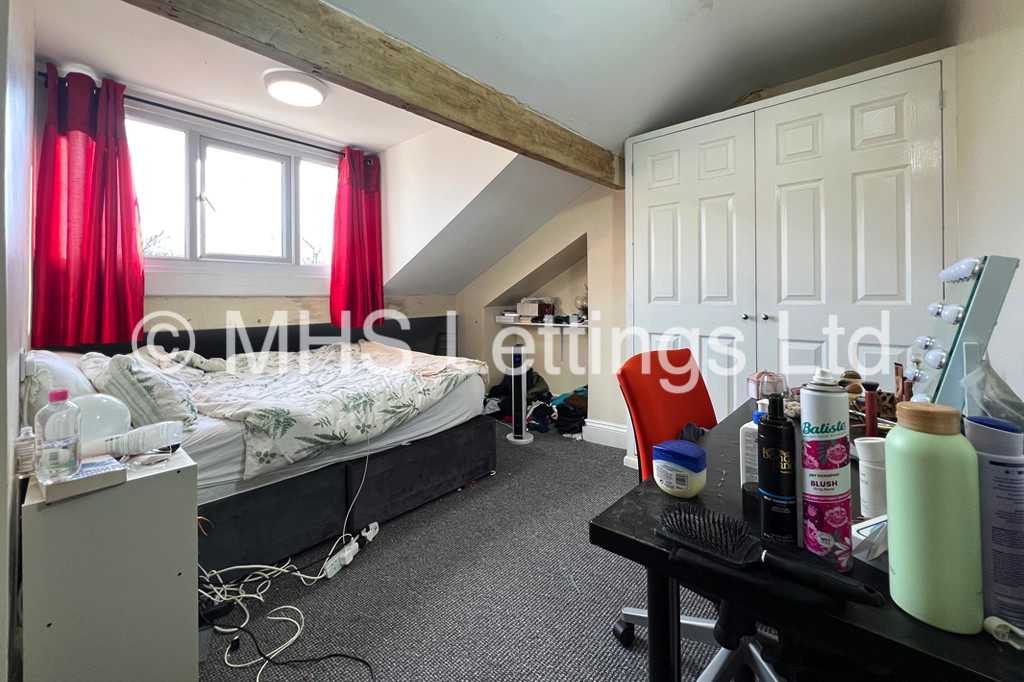 Photo of 8 Bedroom Mid Terraced House in 237 Hyde Park Road, Leeds, LS6 1AG
