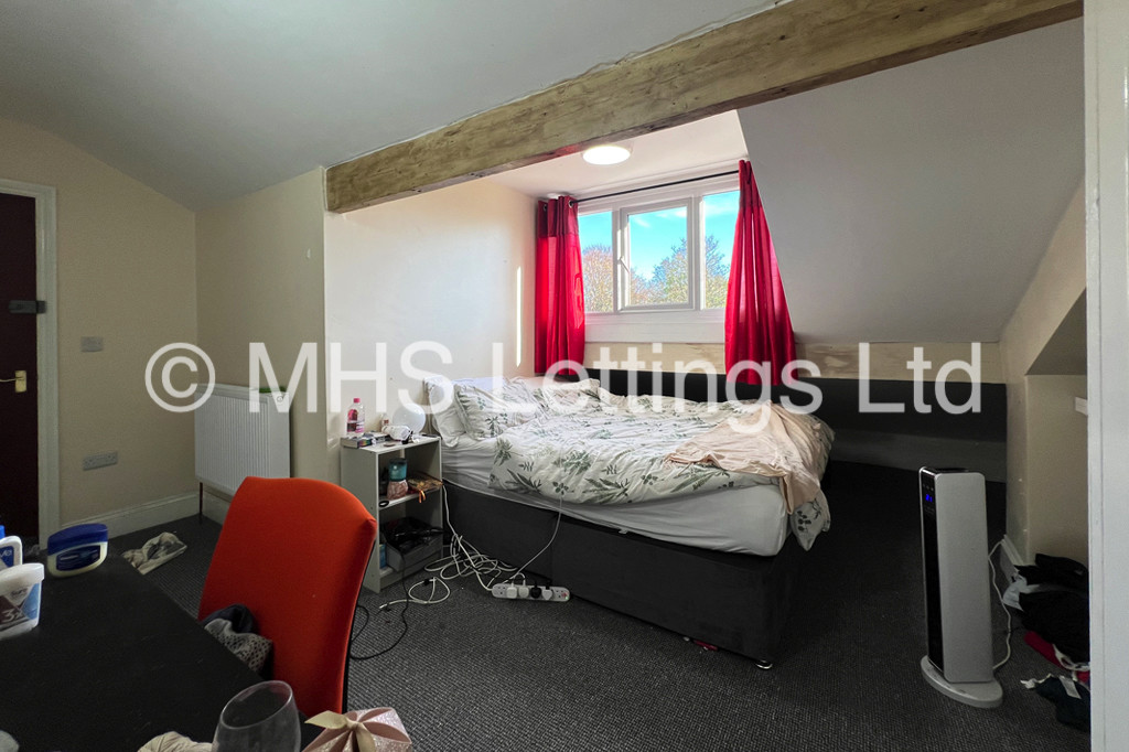 Photo of 8 Bedroom Mid Terraced House in 237 Hyde Park Road, Leeds, LS6 1AG