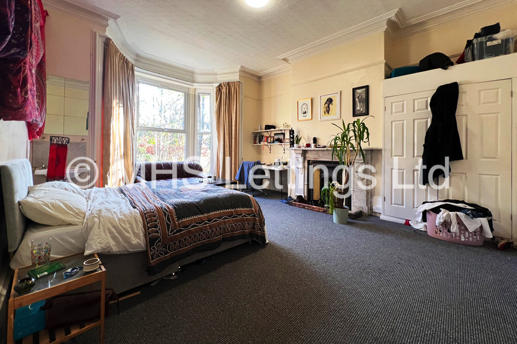 Photo of 8 Bedroom Mid Terraced House in 237 Hyde Park Road, Leeds, LS6 1AG