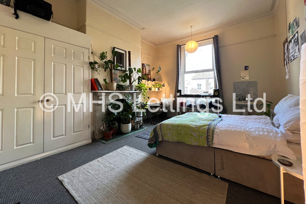 Photo of 8 Bedroom Mid Terraced House in 237 Hyde Park Road, Leeds, LS6 1AG