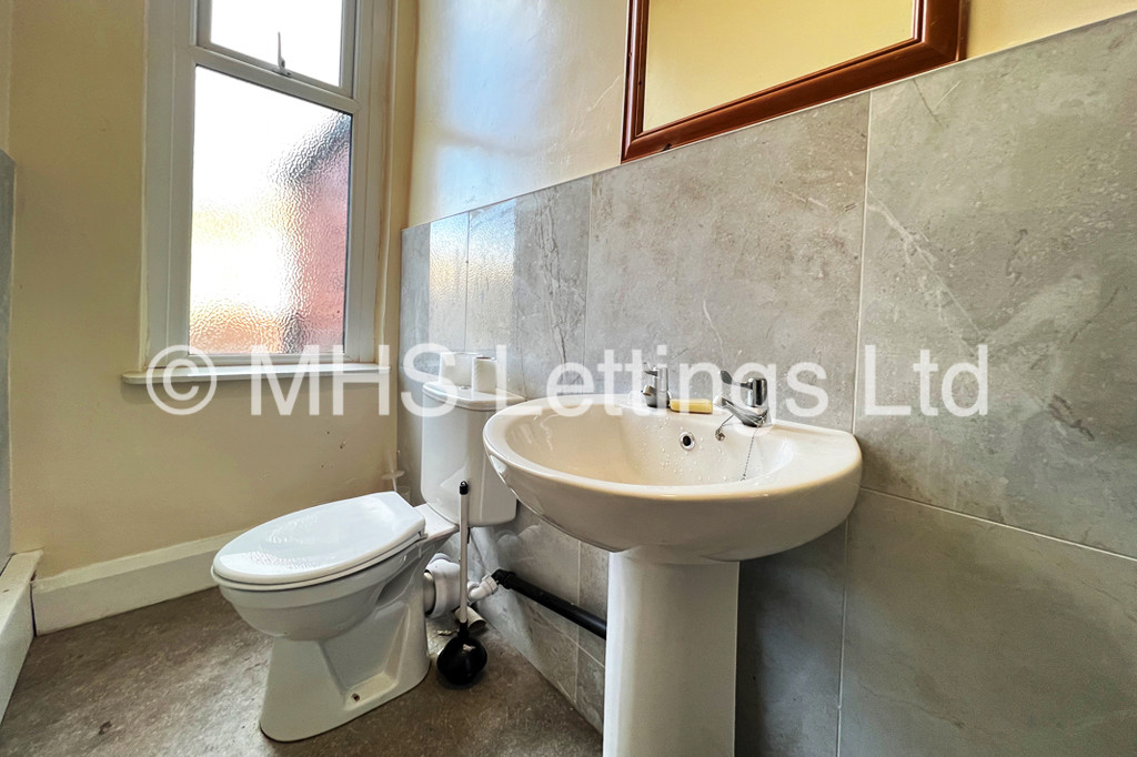 Photo of 8 Bedroom Mid Terraced House in 237 Hyde Park Road, Leeds, LS6 1AG