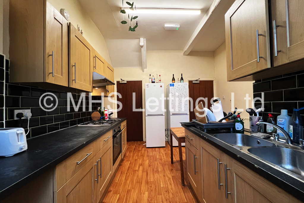 Photo of 8 Bedroom Mid Terraced House in 37 Regent Park Terrace, Leeds, LS6 2AX
