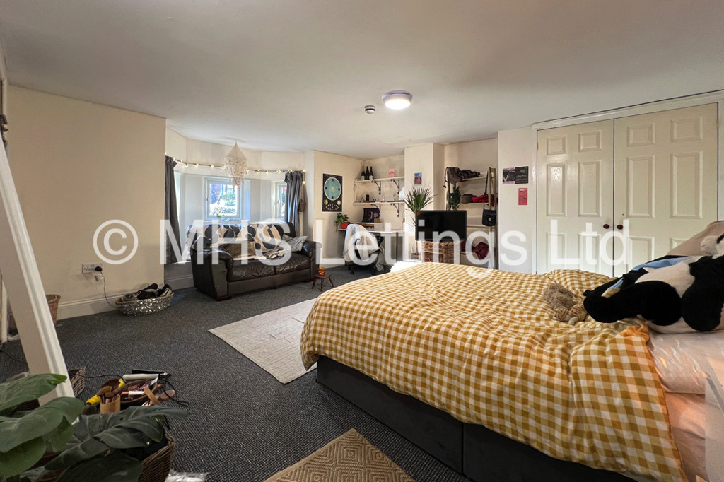 Photo of 8 Bedroom Mid Terraced House in 37 Regent Park Terrace, Leeds, LS6 2AX