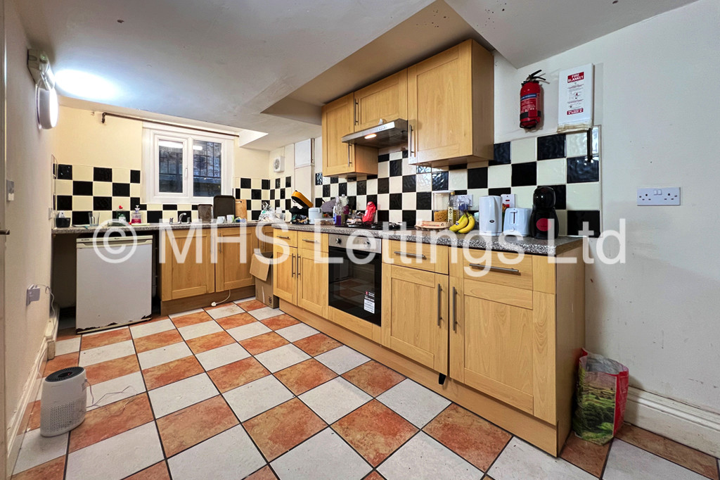 Photo of 8 Bedroom Mid Terraced House in 37 Regent Park Terrace, Leeds, LS6 2AX