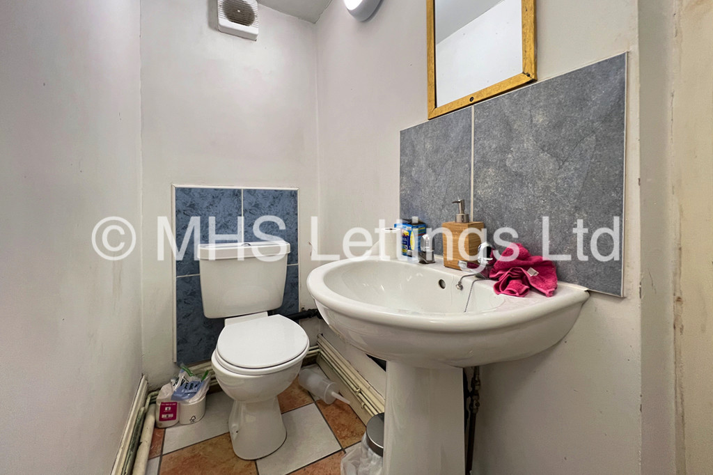 Photo of 8 Bedroom Mid Terraced House in 37 Regent Park Terrace, Leeds, LS6 2AX