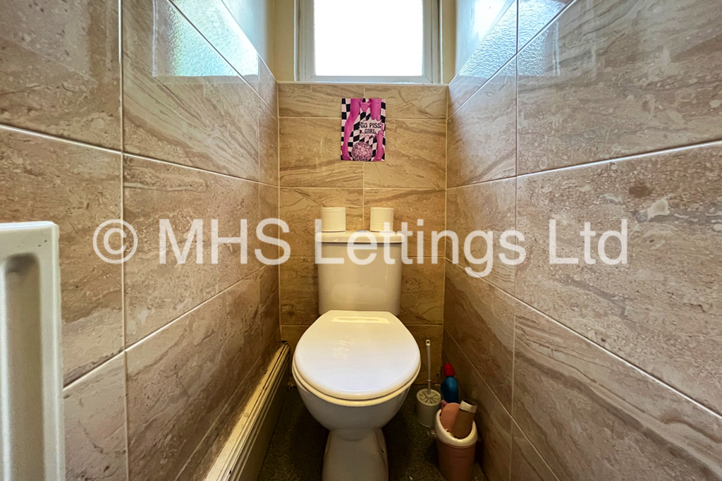 Photo of 8 Bedroom Mid Terraced House in 37 Regent Park Terrace, Leeds, LS6 2AX