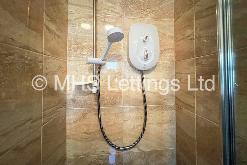 Photo of 8 Bedroom Mid Terraced House in 37 Regent Park Terrace, Leeds, LS6 2AX