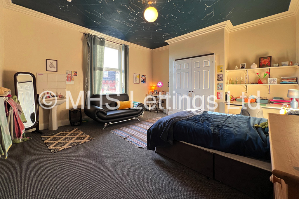 Photo of 8 Bedroom Mid Terraced House in 37 Regent Park Terrace, Leeds, LS6 2AX
