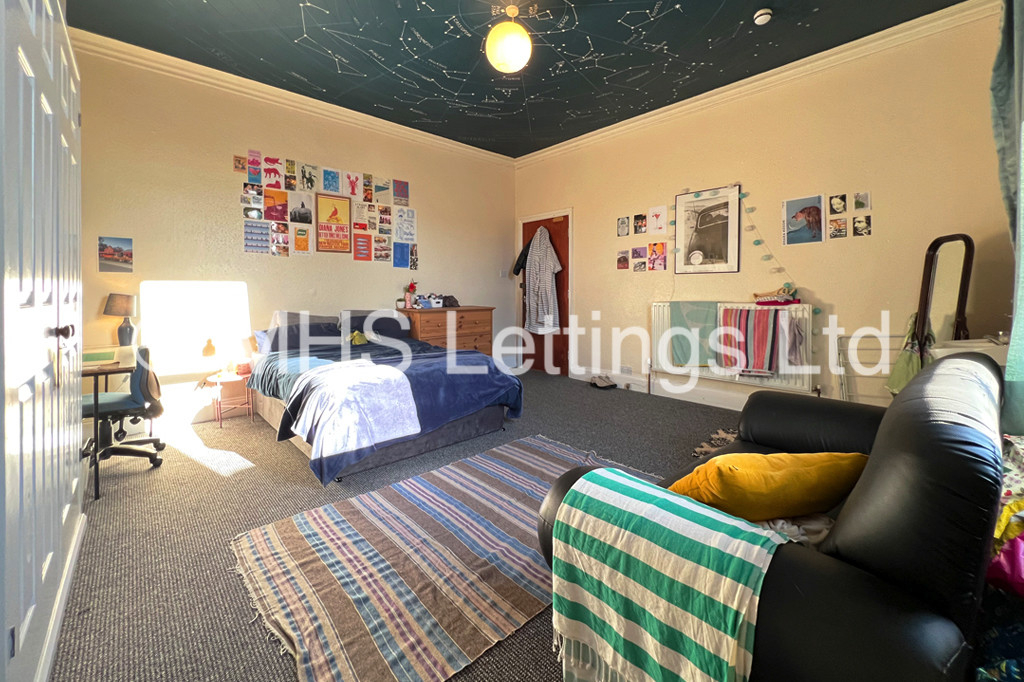 Photo of 8 Bedroom Mid Terraced House in 37 Regent Park Terrace, Leeds, LS6 2AX