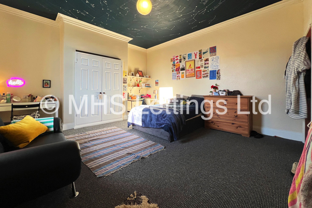 Photo of 8 Bedroom Mid Terraced House in 37 Regent Park Terrace, Leeds, LS6 2AX
