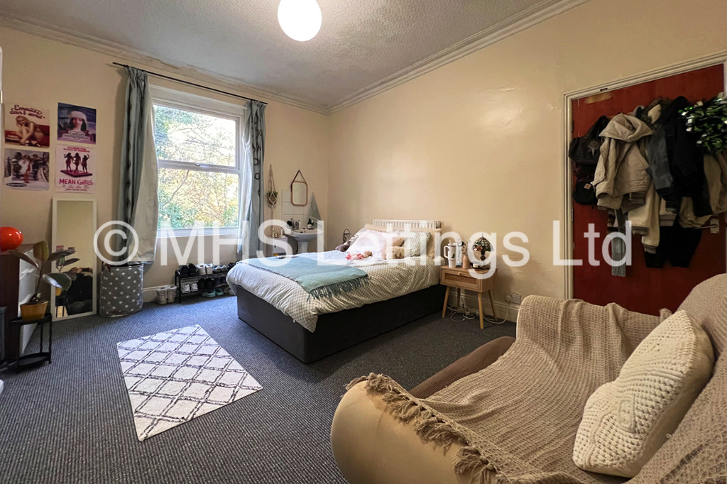 Photo of 8 Bedroom Mid Terraced House in 37 Regent Park Terrace, Leeds, LS6 2AX