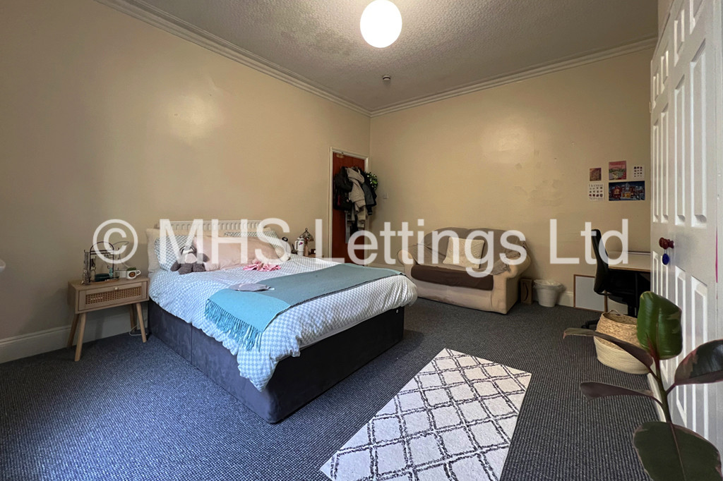 Photo of 8 Bedroom Mid Terraced House in 37 Regent Park Terrace, Leeds, LS6 2AX