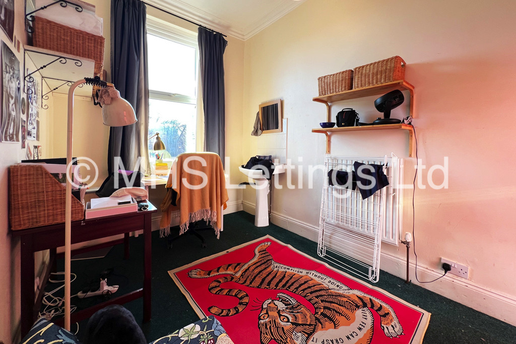 Photo of 8 Bedroom Mid Terraced House in 37 Regent Park Terrace, Leeds, LS6 2AX