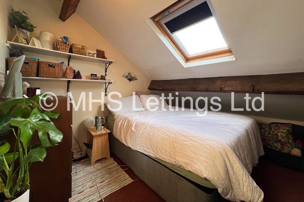 Photo of 8 Bedroom Mid Terraced House in 37 Regent Park Terrace, Leeds, LS6 2AX