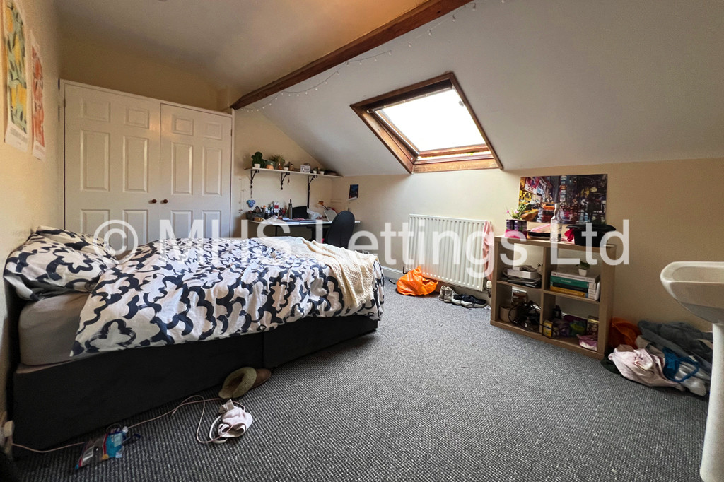 Photo of 8 Bedroom Mid Terraced House in 37 Regent Park Terrace, Leeds, LS6 2AX