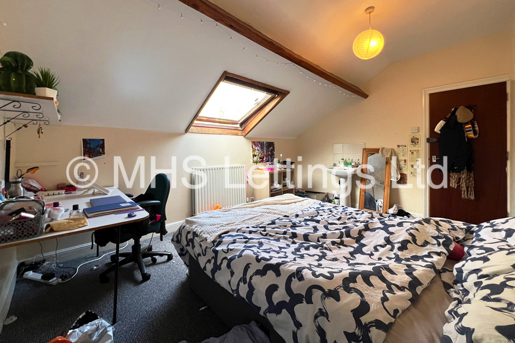 Photo of 8 Bedroom Mid Terraced House in 37 Regent Park Terrace, Leeds, LS6 2AX