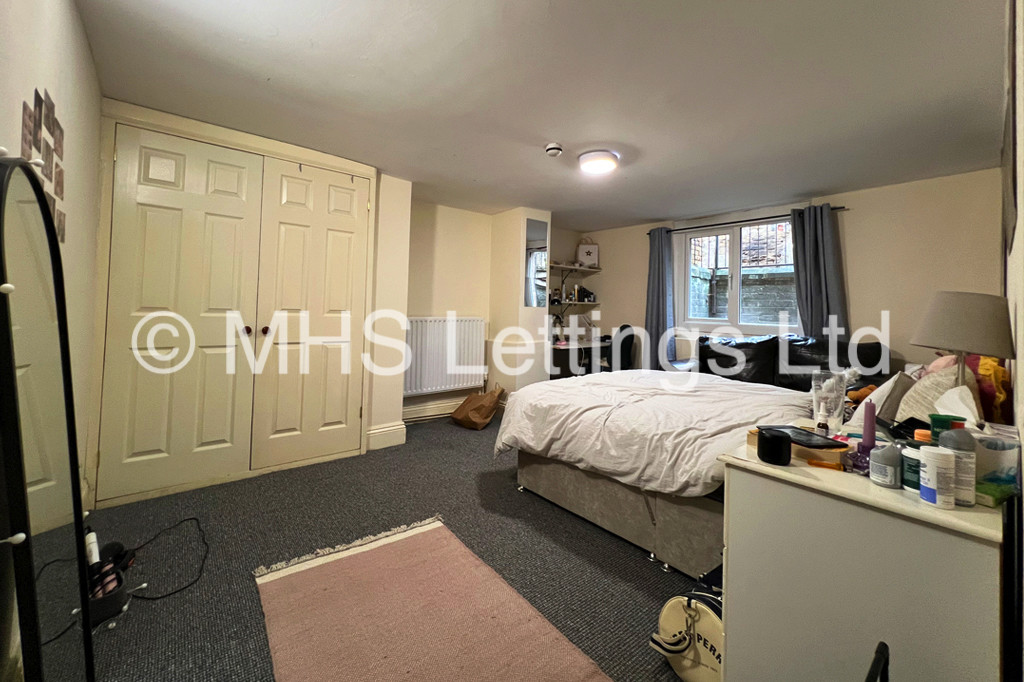 Photo of 8 Bedroom Mid Terraced House in 37 Regent Park Terrace, Leeds, LS6 2AX