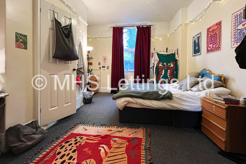 Photo of 8 Bedroom Mid Terraced House in 37 Regent Park Terrace, Leeds, LS6 2AX