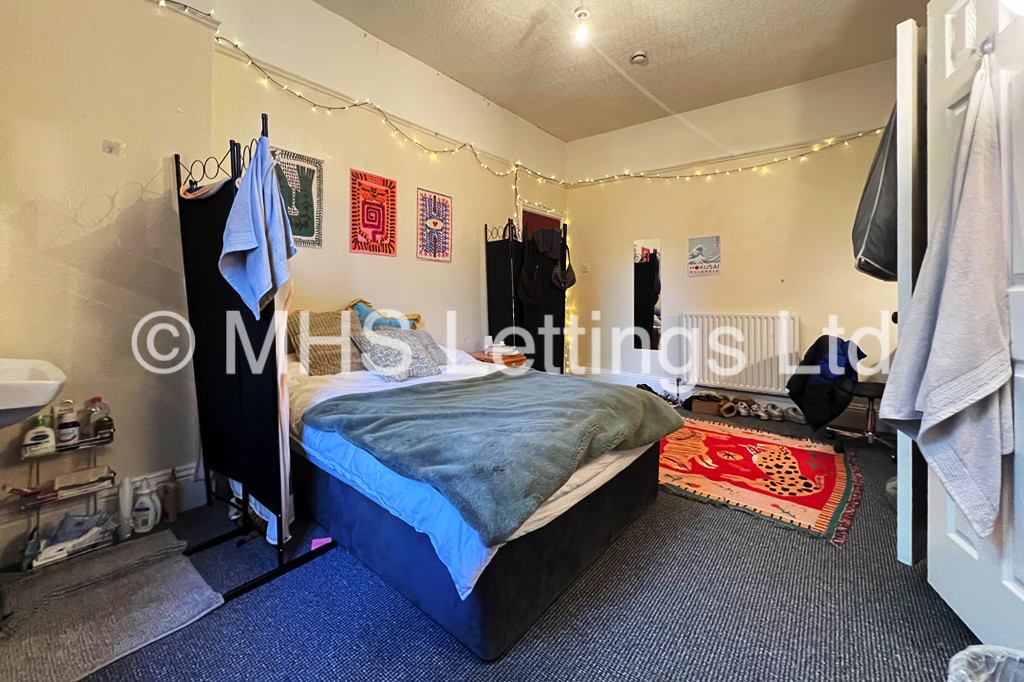 Photo of 8 Bedroom Mid Terraced House in 37 Regent Park Terrace, Leeds, LS6 2AX