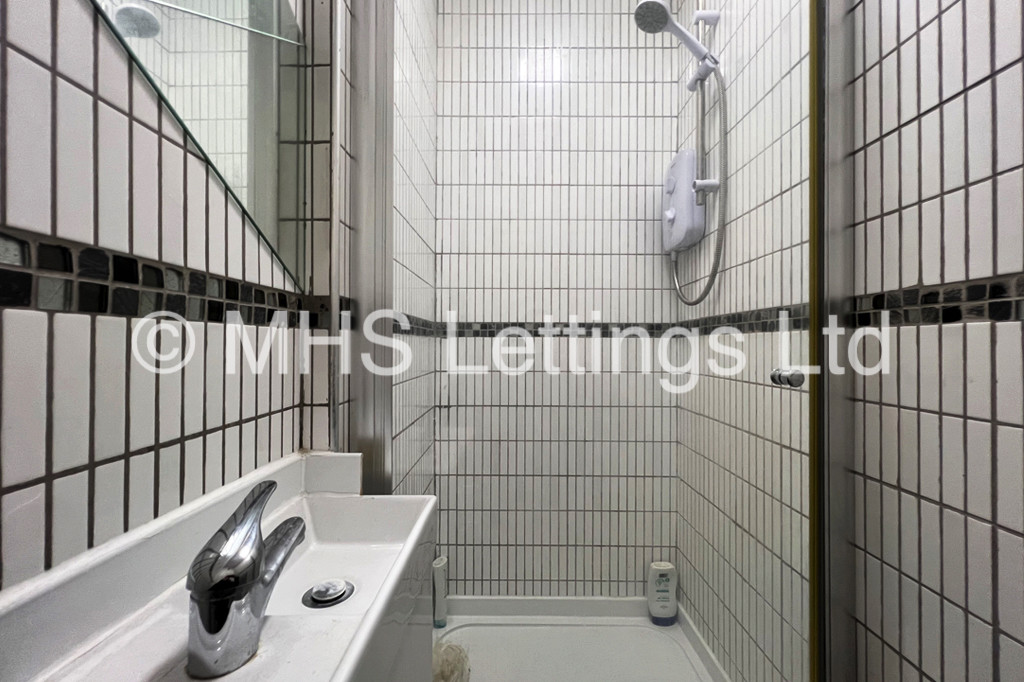 Photo of 6 Bedroom Mid Terraced House in 88 Harold Terrace, Leeds, LS6 1LD