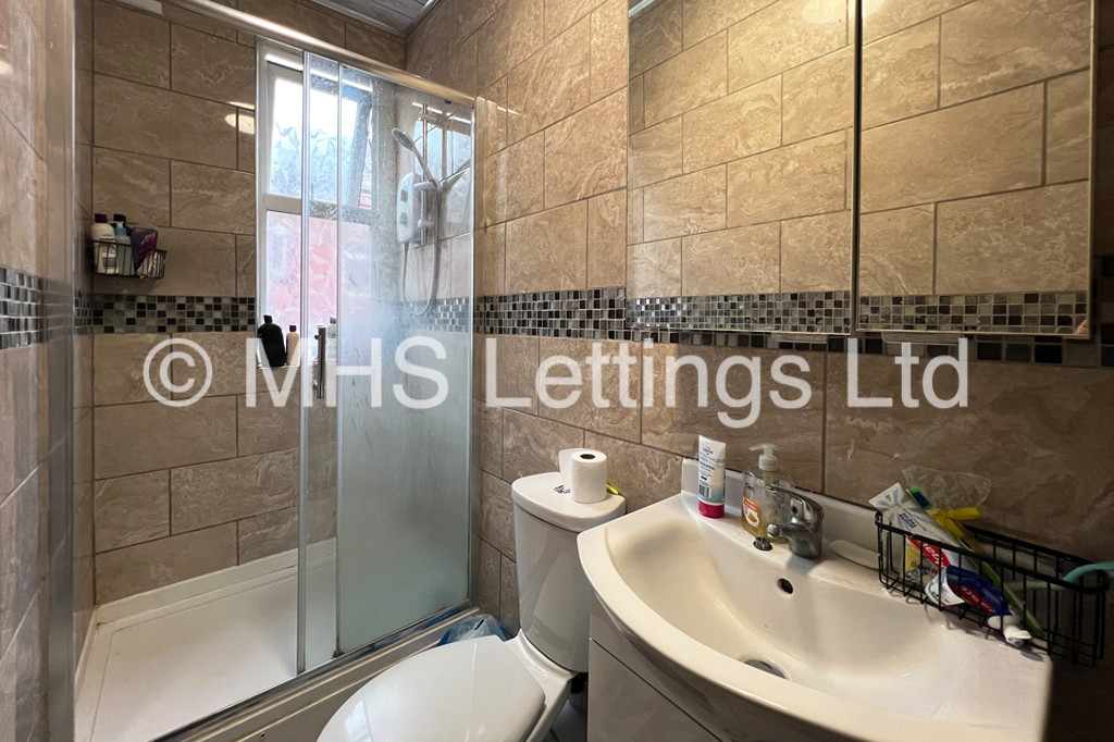 Photo of 6 Bedroom Mid Terraced House in 88 Harold Terrace, Leeds, LS6 1LD