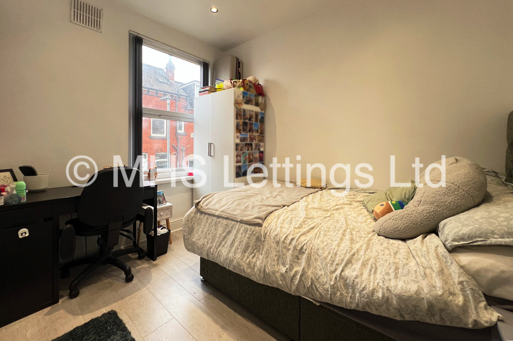 Photo of 6 Bedroom Mid Terraced House in 88 Harold Terrace, Leeds, LS6 1LD