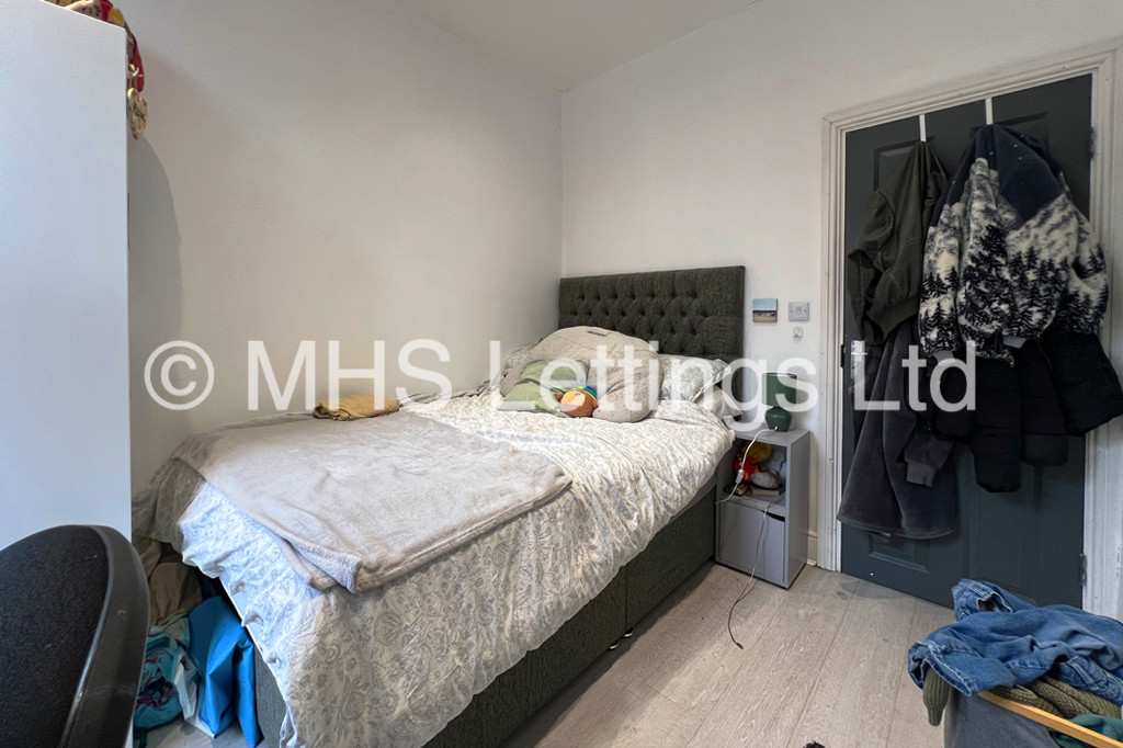 Photo of 6 Bedroom Mid Terraced House in 88 Harold Terrace, Leeds, LS6 1LD