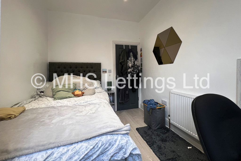 Photo of 6 Bedroom Mid Terraced House in 88 Harold Terrace, Leeds, LS6 1LD