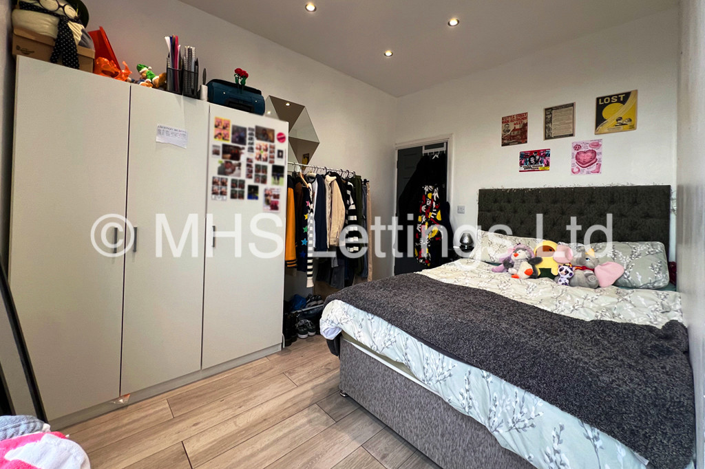 Photo of 6 Bedroom Mid Terraced House in 88 Harold Terrace, Leeds, LS6 1LD