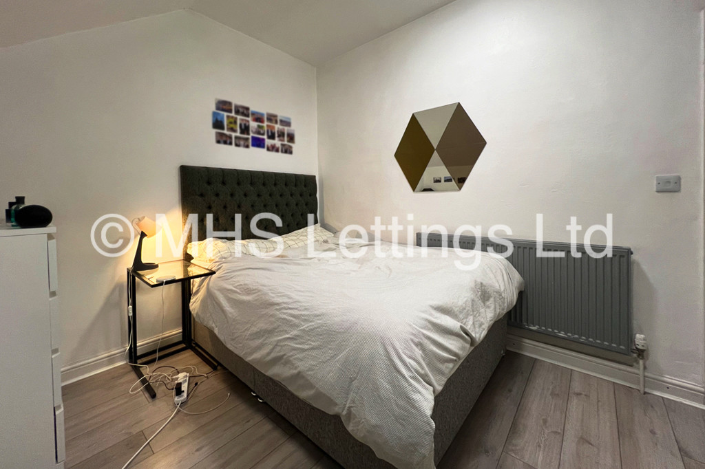 Photo of 6 Bedroom Mid Terraced House in 88 Harold Terrace, Leeds, LS6 1LD