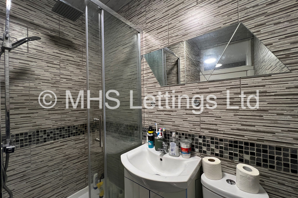 Photo of 6 Bedroom Mid Terraced House in 88 Harold Terrace, Leeds, LS6 1LD