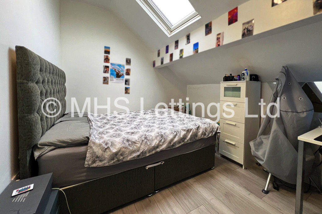 Photo of 6 Bedroom Mid Terraced House in 88 Harold Terrace, Leeds, LS6 1LD