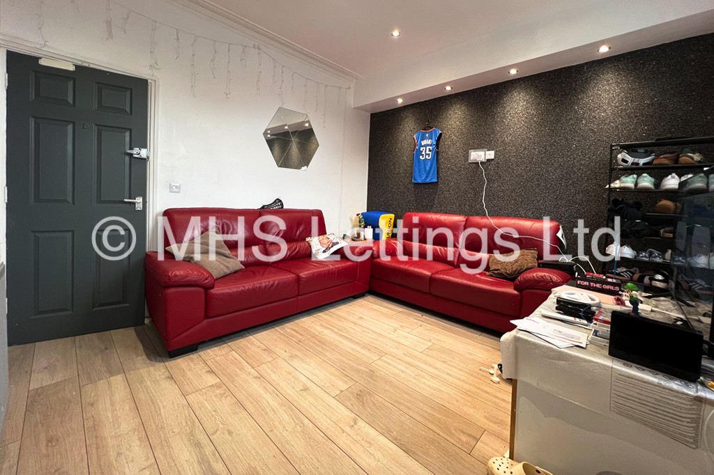 Photo of 6 Bedroom Mid Terraced House in 88 Harold Terrace, Leeds, LS6 1LD