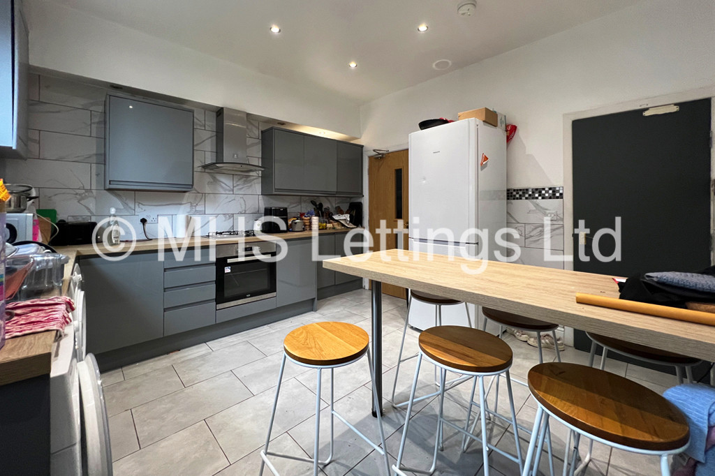 Photo of 6 Bedroom Mid Terraced House in 88 Harold Terrace, Leeds, LS6 1LD