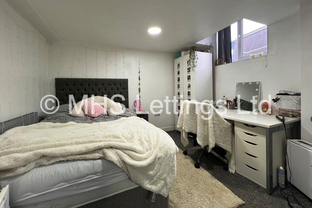 Photo of 6 Bedroom Mid Terraced House in 88 Harold Terrace, Leeds, LS6 1LD