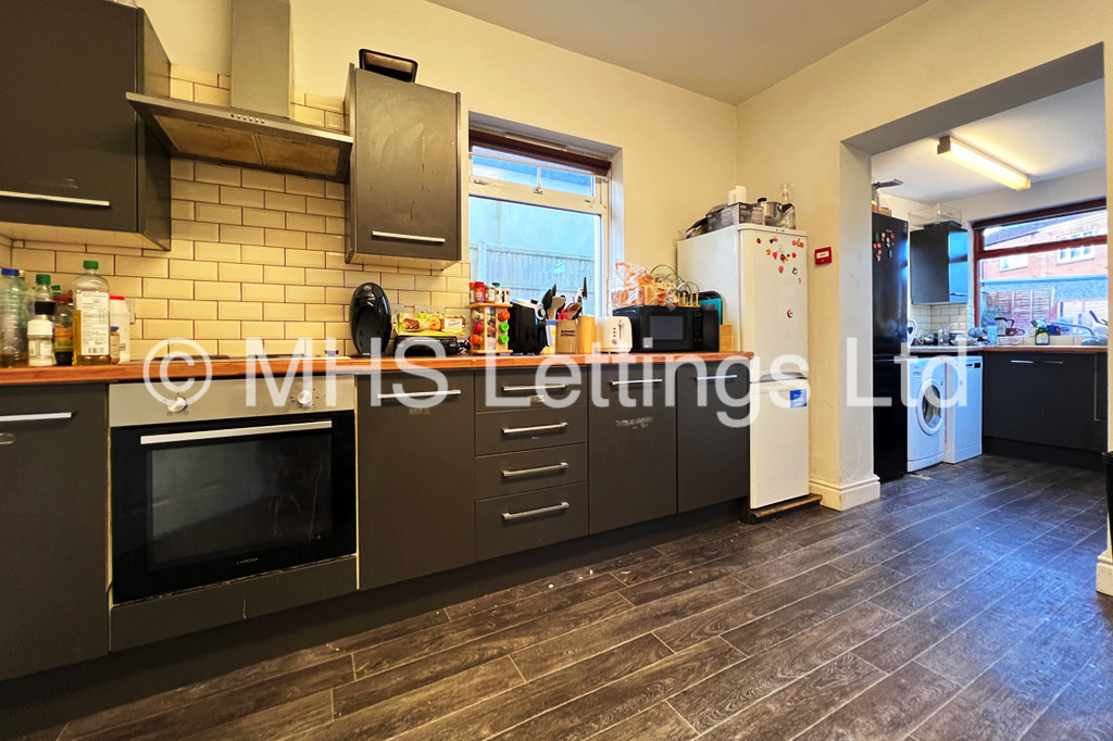 Photo of 6 Bedroom Semi-Detached House in 12 St Anns Lane, Leeds, LS4 2SE