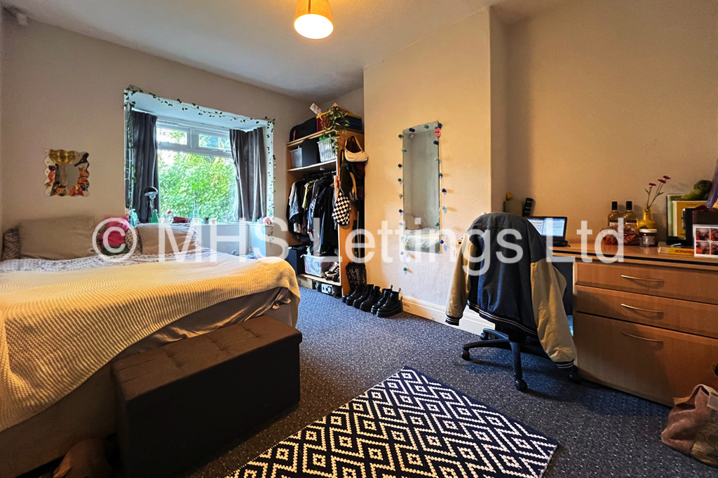 Photo of 6 Bedroom Semi-Detached House in 12 St Anns Lane, Leeds, LS4 2SE