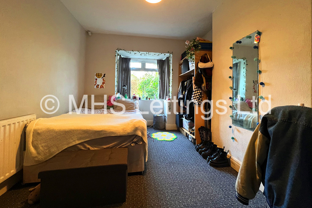 Photo of 6 Bedroom Semi-Detached House in 12 St Anns Lane, Leeds, LS4 2SE