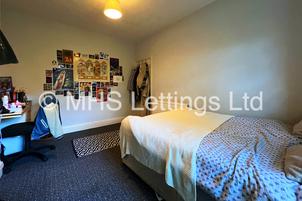 Photo of 6 Bedroom Semi-Detached House in 12 St Anns Lane, Leeds, LS4 2SE