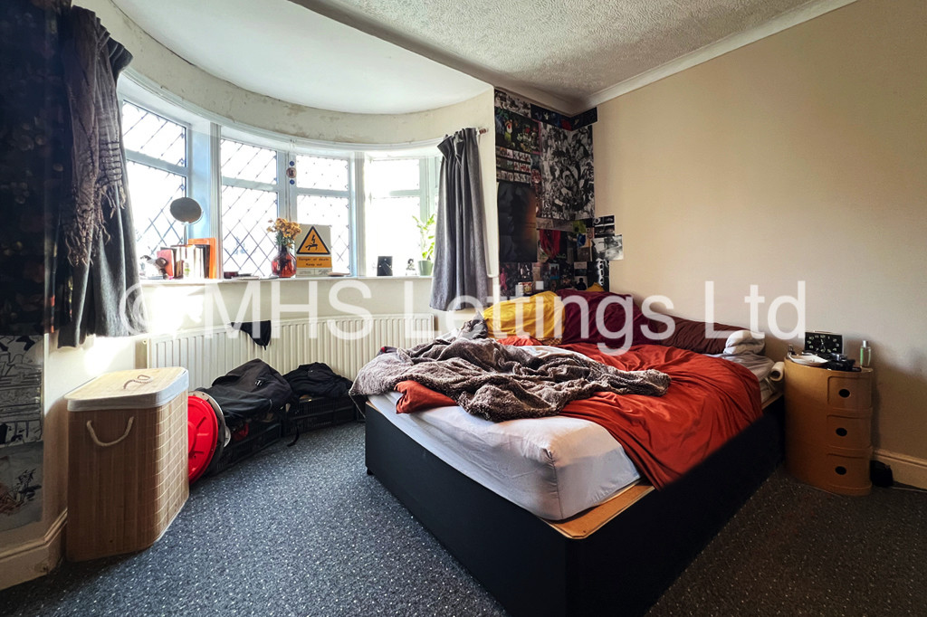 Photo of 6 Bedroom Semi-Detached House in 12 St Anns Lane, Leeds, LS4 2SE