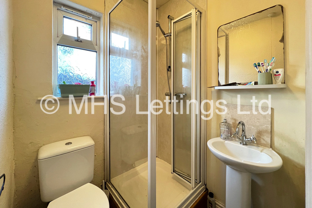 Photo of 6 Bedroom Semi-Detached House in 12 St Anns Lane, Leeds, LS4 2SE
