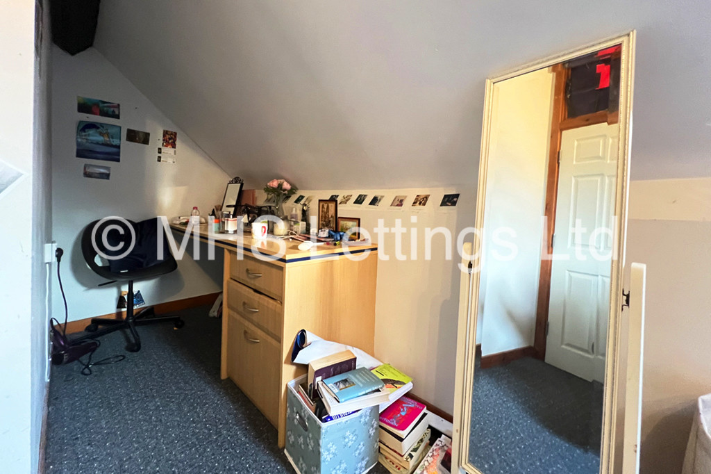 Photo of 6 Bedroom Semi-Detached House in 12 St Anns Lane, Leeds, LS4 2SE